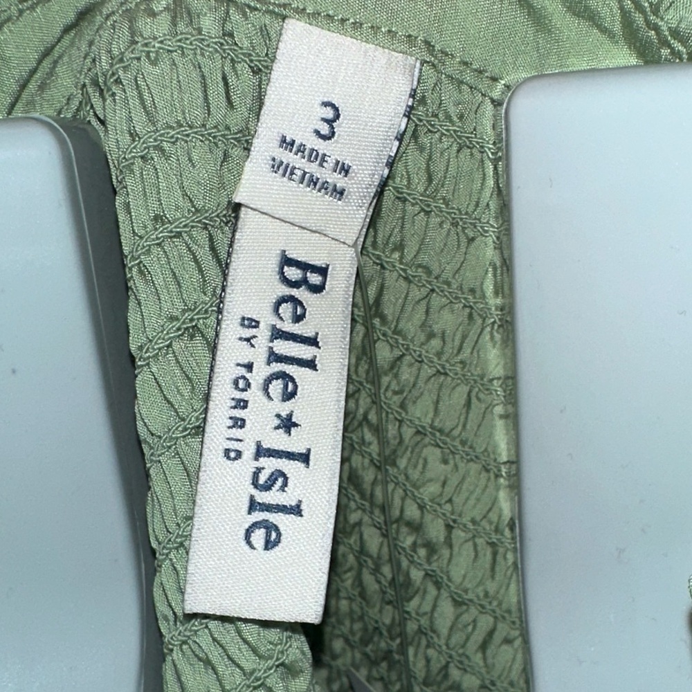 Torrid Light Green Ruffle Blouse NWT - Picture 2 of 7